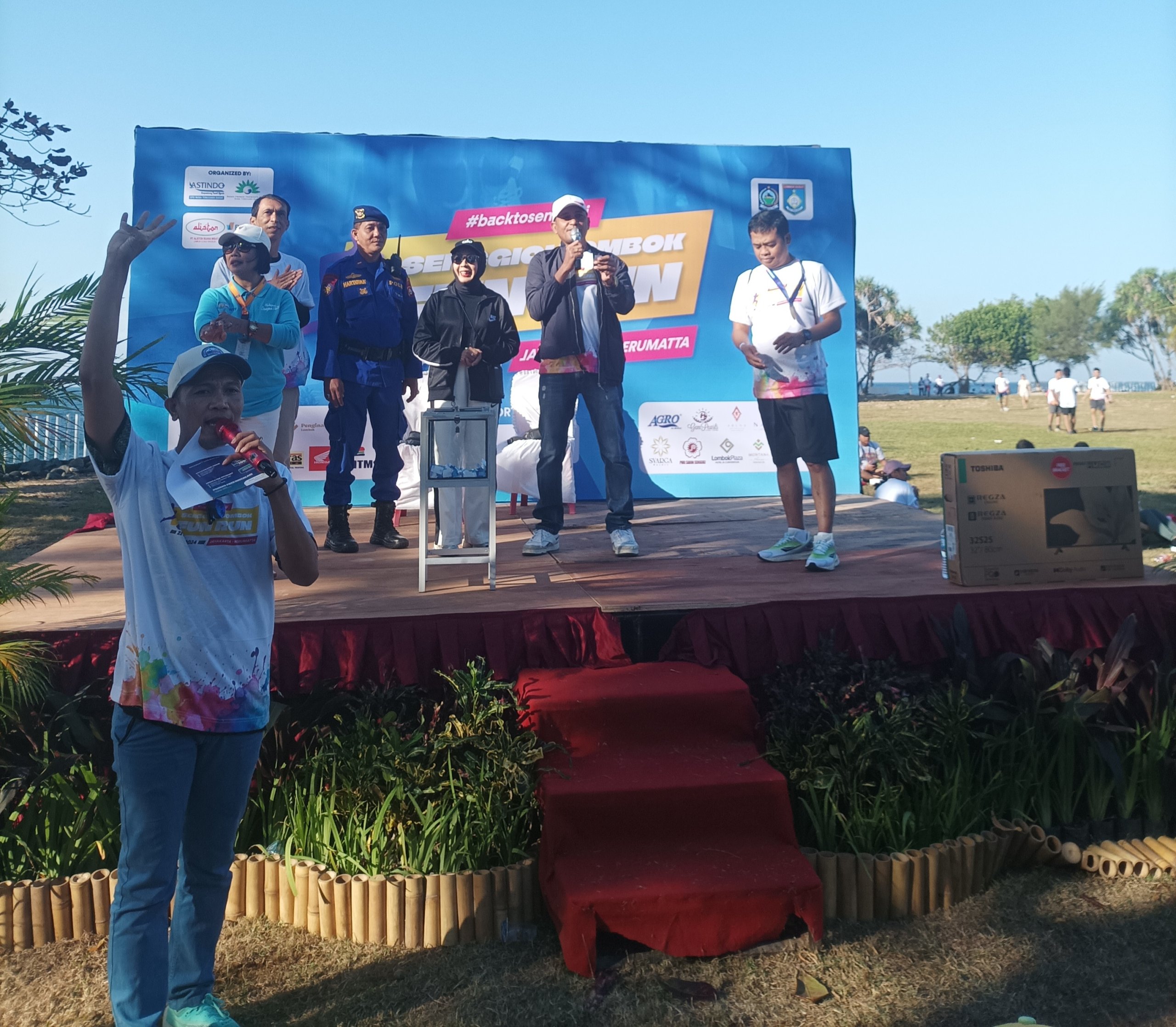 Ketua ASTINDO membacakan nomor undian peserta run fun. 