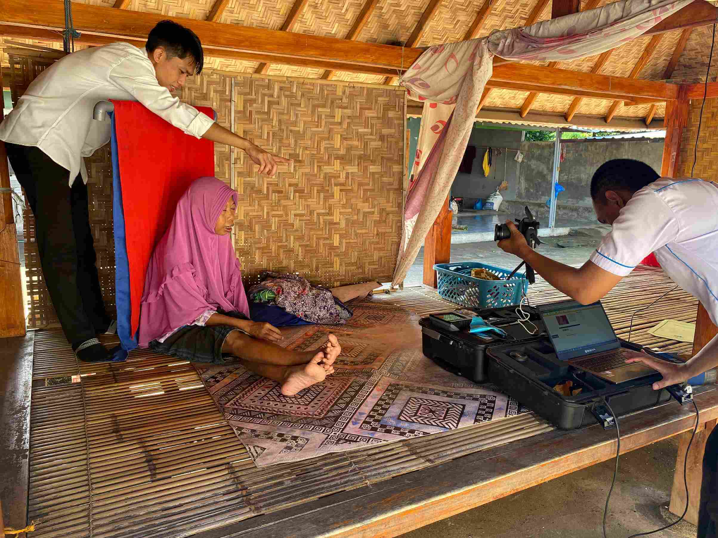 Inovasi APDOL, Dukcapil KLU Kembali Turun Perekaman e-KTP Lansia di Dusun Lengkukun