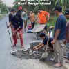 Mantap! Anggota Dewan Lombok Tengah Wahyudi Turun Tangan Perbaiki Jalan Rusak di Desa Periapan Peseng