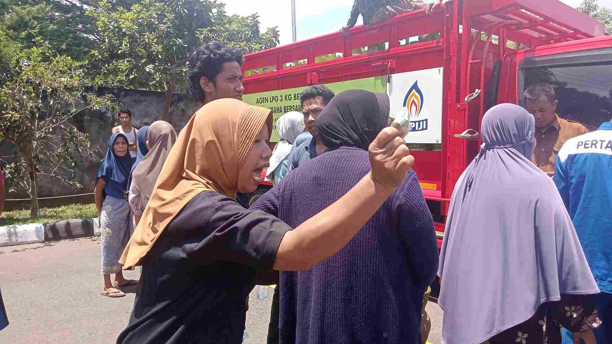 LPG 3 Kg Langka, Warga Datangi SPPBE di Kuripan