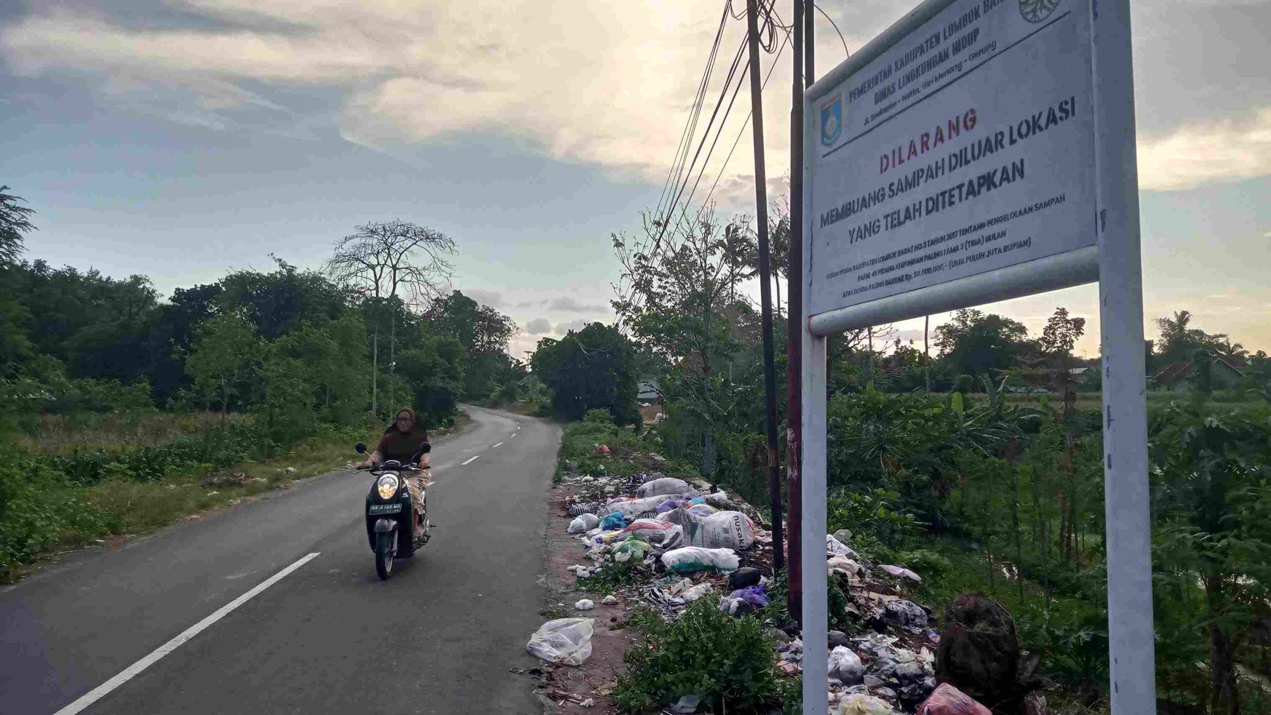 Jorok, Sampah Berserakan di Pinggir Jalan di Jalur Babussalam-Kuripan Dikeluhkan Warga