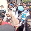 Tersangka Brigadir Rizka Dihadirkan dalam Rekonstruksi Pembunuhan Brigadir Esco, Warga Bonjeruk Padati TKP