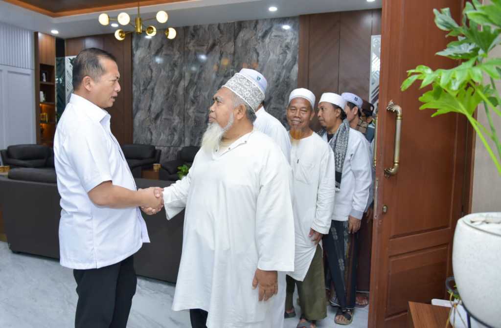 Silaturahmi Ulama, Gubernur NTB Sambut Hangat Para Tuan Guru
