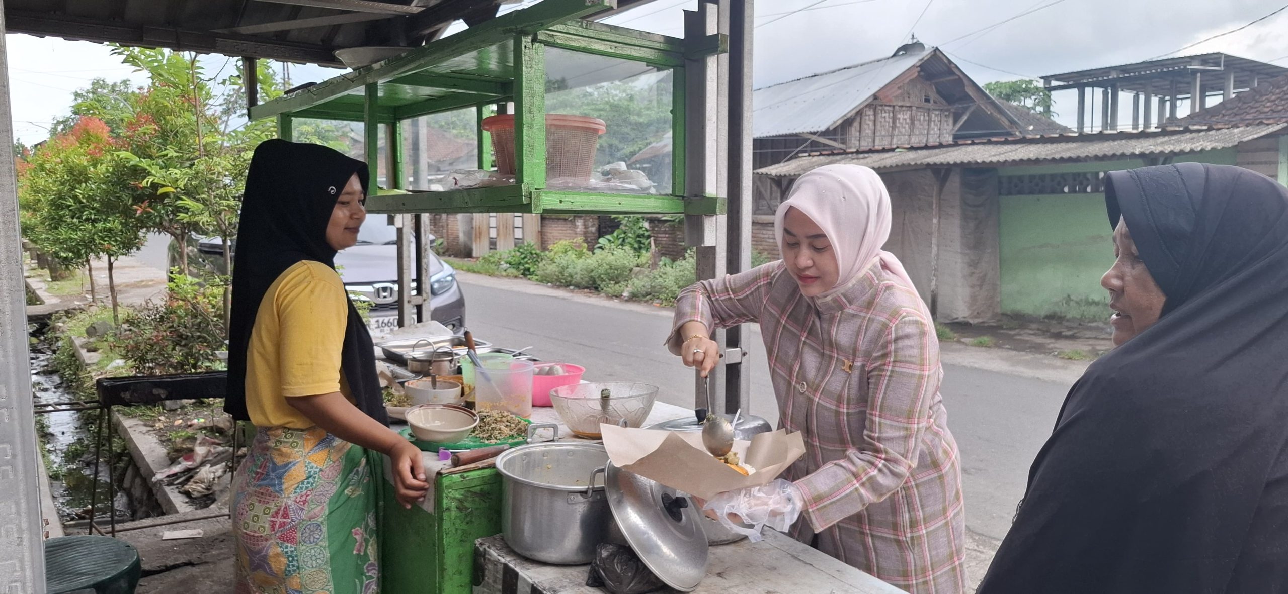 Lapar Setelah Reses Dewan Megawati Lestari Terciduk Beli Nasi Bungkus
