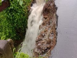 Jembatan di Desa Teratak Dihantam Alat Berat