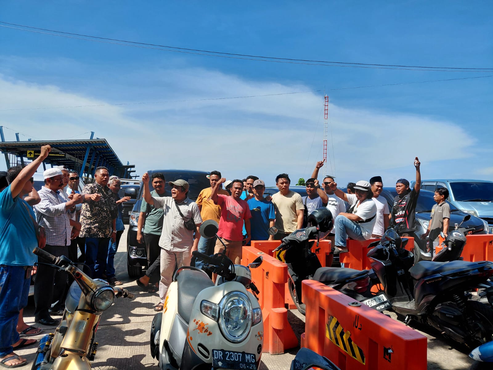 Ancam Pendapatan, Wisnuman Desak Pemprov NTB Cabut Izin Mangkal Blue Bird di Pelabuhan Bangsal Lombok Utara, Dewan HM Taufik Angkat Bicara