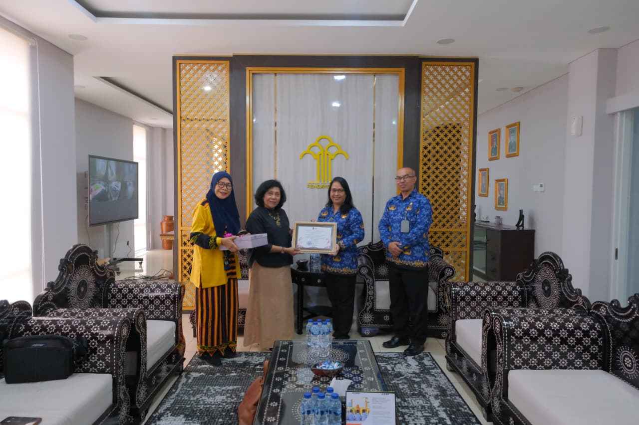 Kakanwil Kemenkum NTB Terima Penghargaan dari BKOW NTB pada Peringatan Hari Ibu
