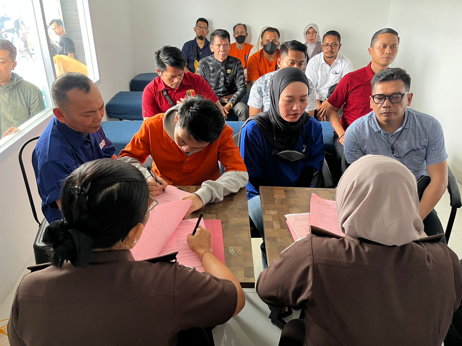 Lima Tersangka Pembunuh Brigadir Esco Diserahkan ke Kejari Mataram