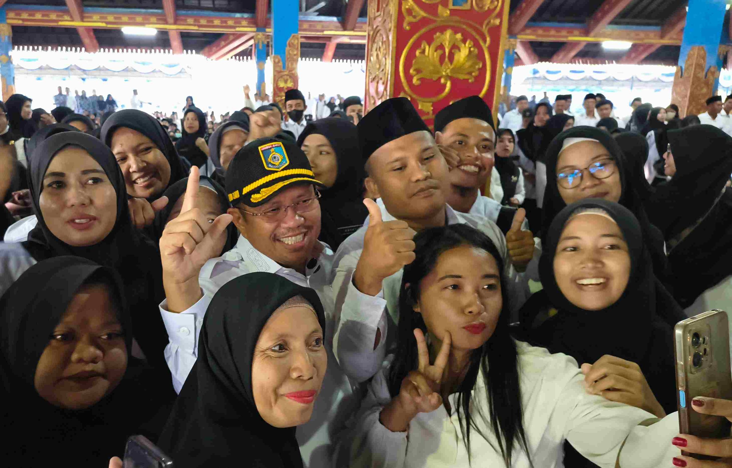 Senyum Penuh Bahagia 2.997 PPPK Paruh Waktu Lobar Saat Terima SK dari Bupati LAZ