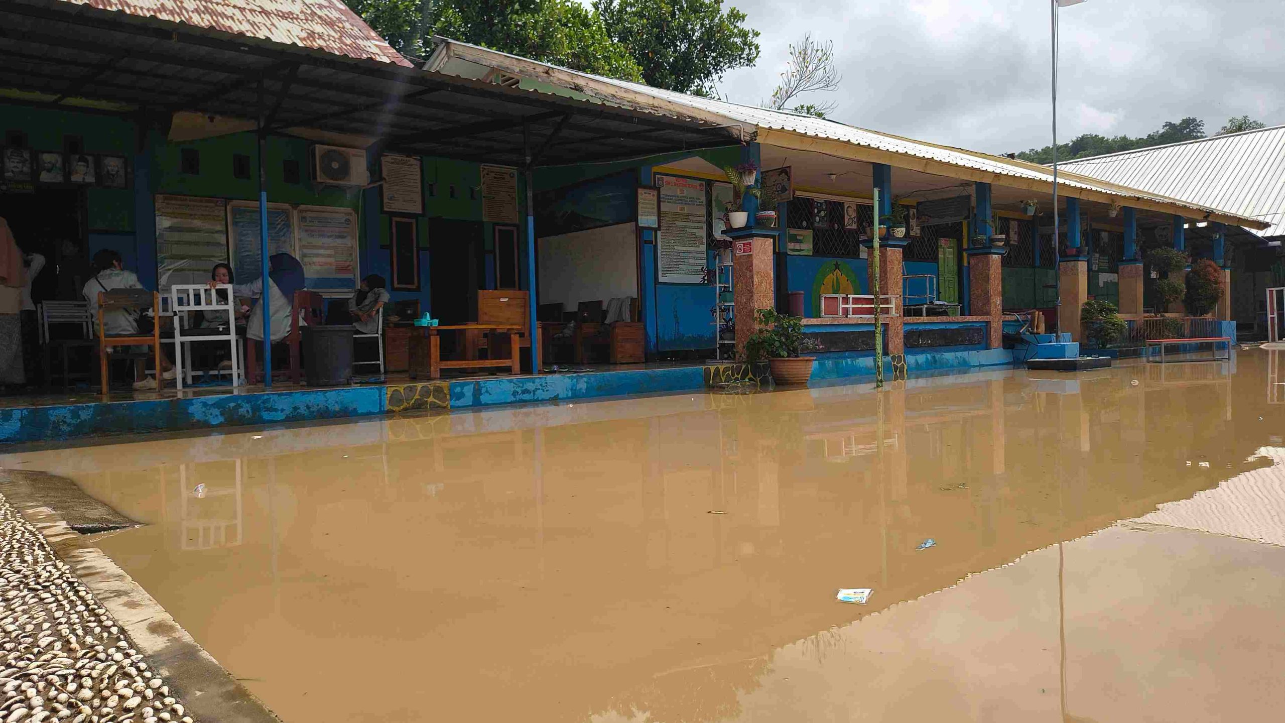 SDN 1 Sekotong Tengah Terendam Banjir, Siswa Diliburkan