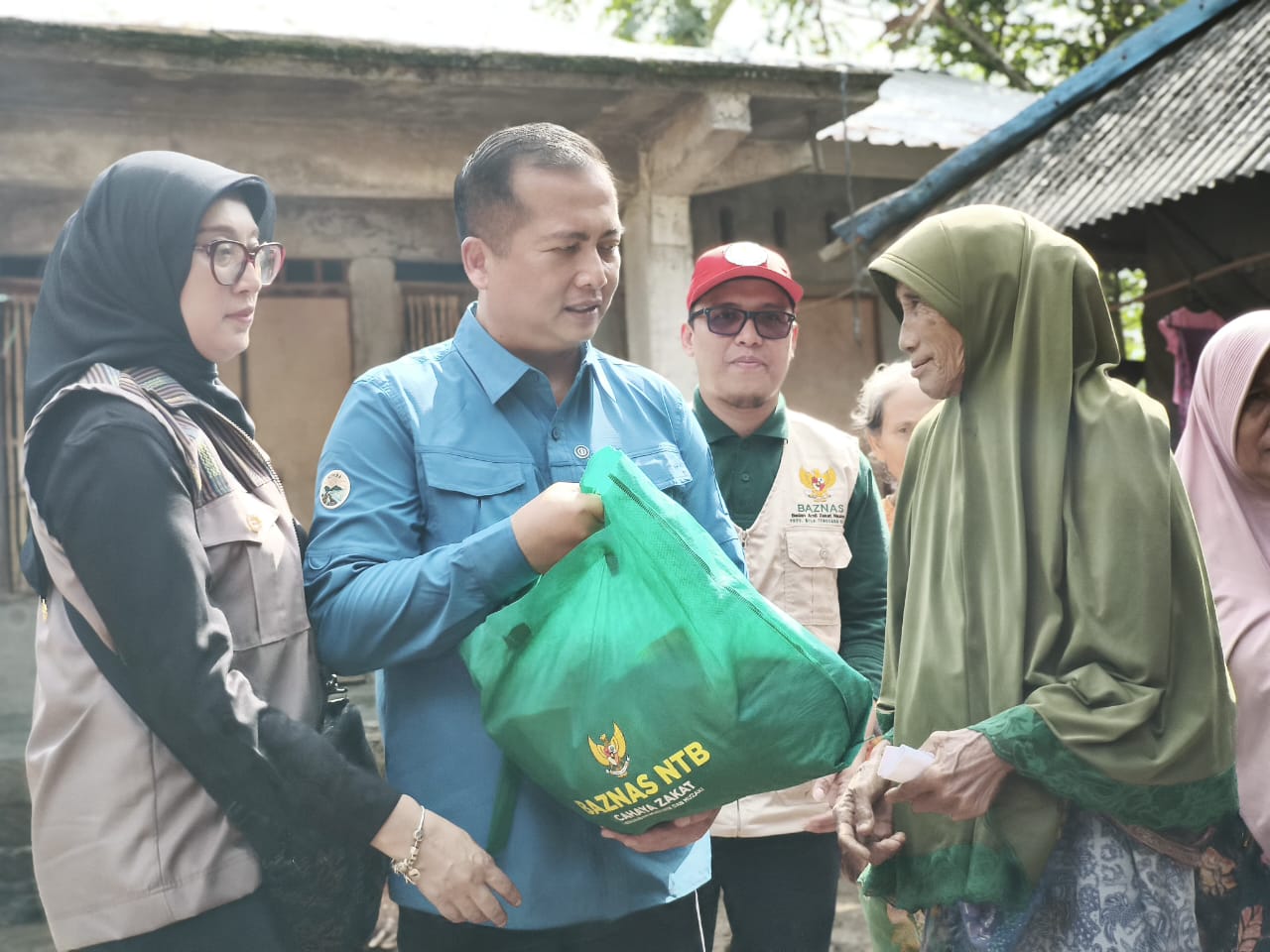 Baznas NTB Atensi Rumah Warga Terdampak Banjir di Desa Kabul, Salurkan Sembako Hingga Air Bersih
