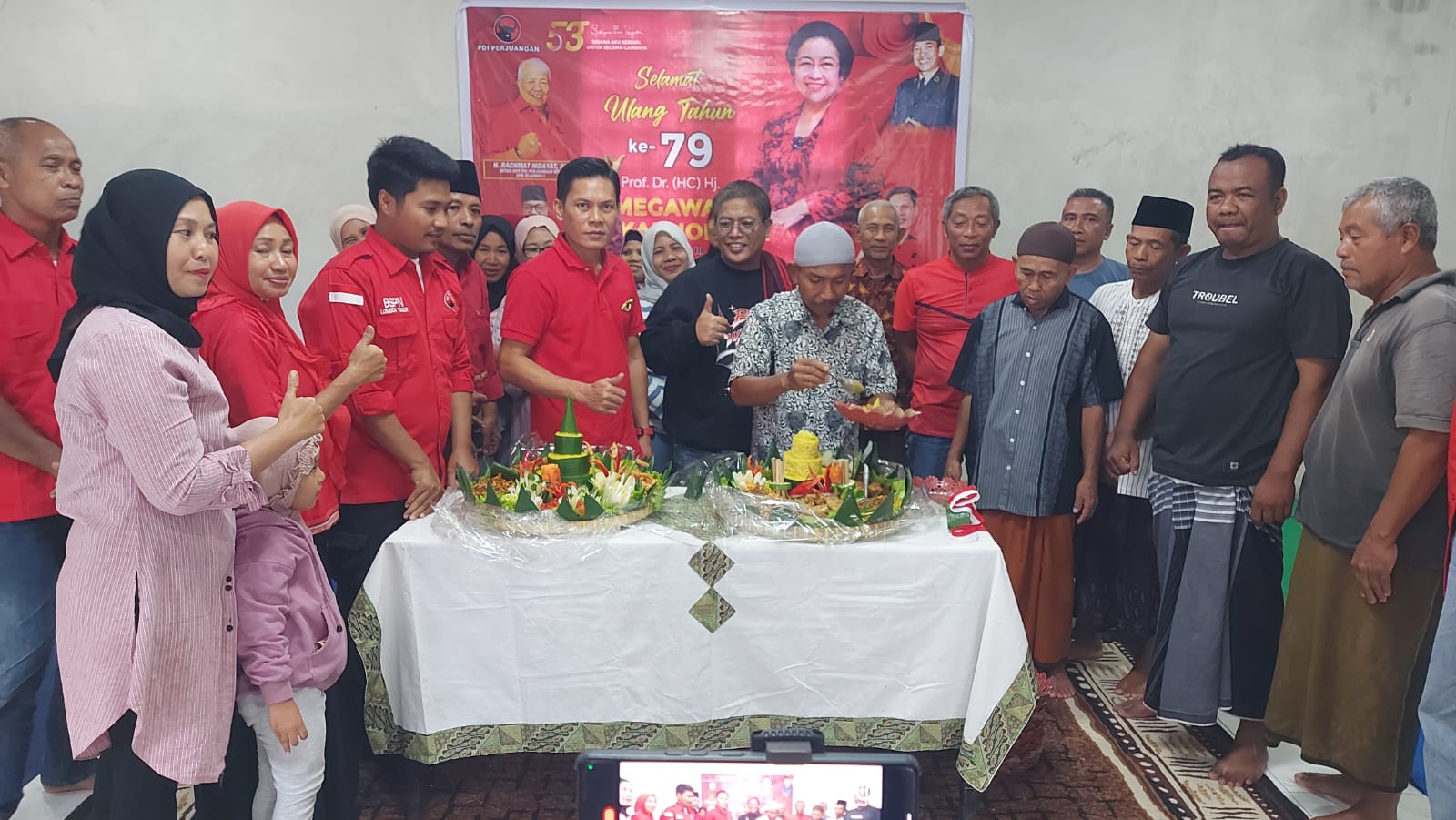 Rayakan HUT Megawati Soekarnoputri ke-79, DPC PDIP Lombok Timur Potong Tumpeng Bersama Rakyat dan Resmikan Musholla