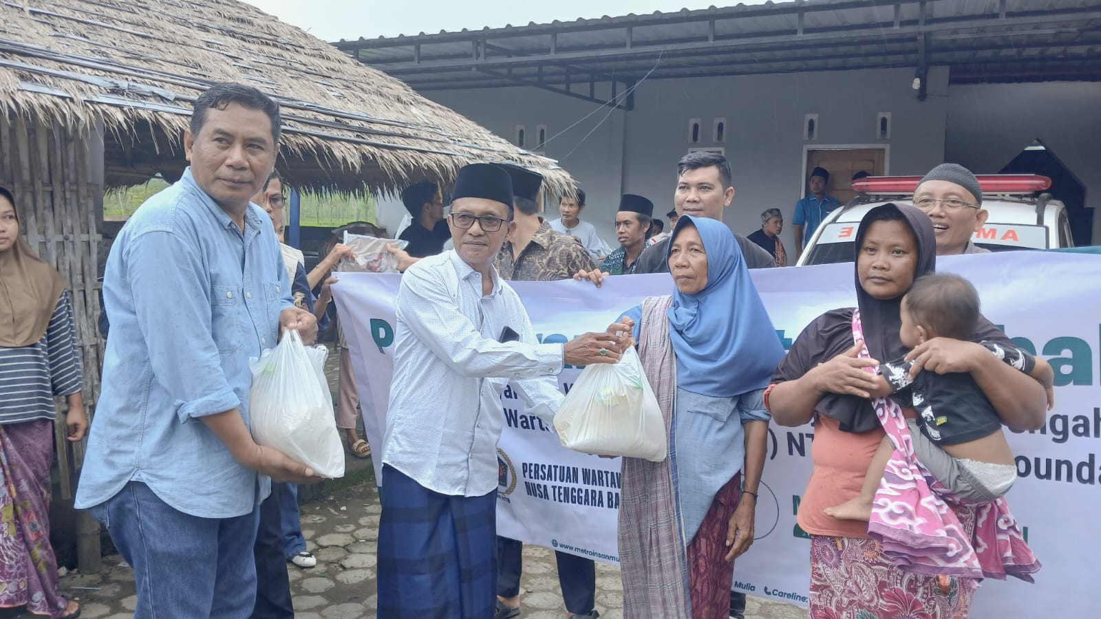 Sinergi PWI NTB dan MIM Foundation Salurkan 340 Paket Sembako bagi 337 Korban Banjir Desa Kabul
