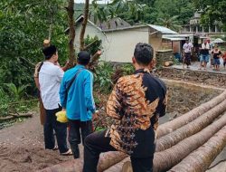 Rogoh Kocek Pribadi, Ketua DPRD Lobar Bantu Bangun Jembatan Darurat