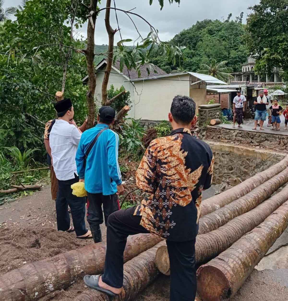 Rogoh Kocek Pribadi, Ketua DPRD Lobar Bantu Bangun Jembatan Darurat