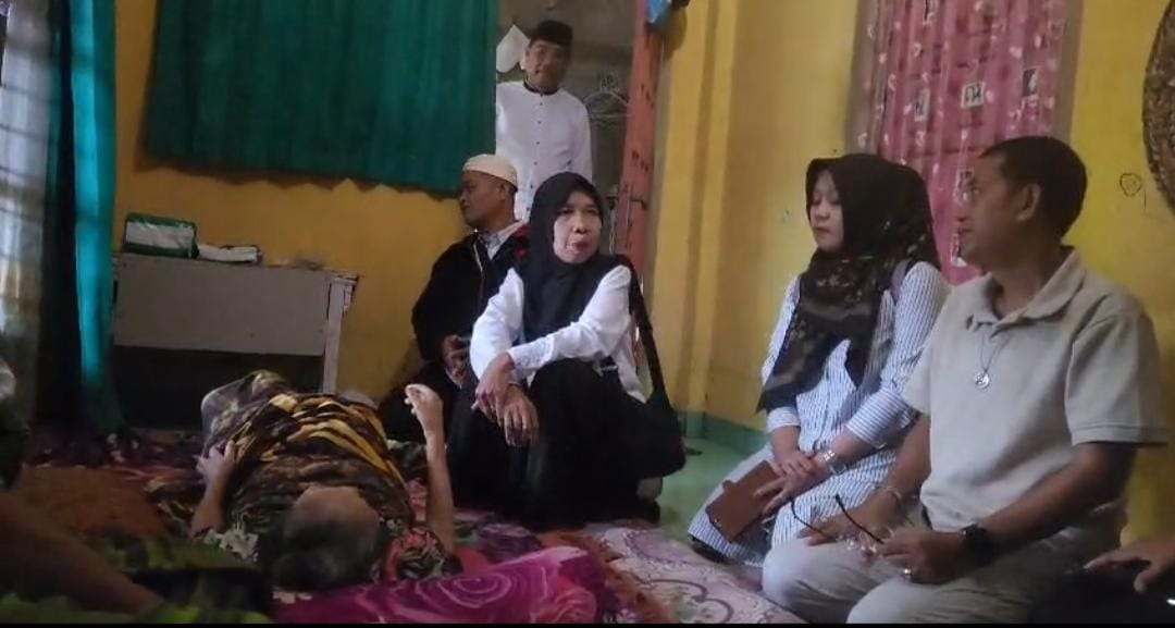 Tersentuh! Ketua Fraksi Perindo DPRD Lobar Dr. Syam Gerak Cepat Bantu Warga Lumpuh di Labuapi