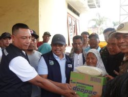 Bupati LAZ Salurkan Bantuan Pangan Bagi Ratusan Nelayan Terdampak Cuaca Ekstrem di Batulayar