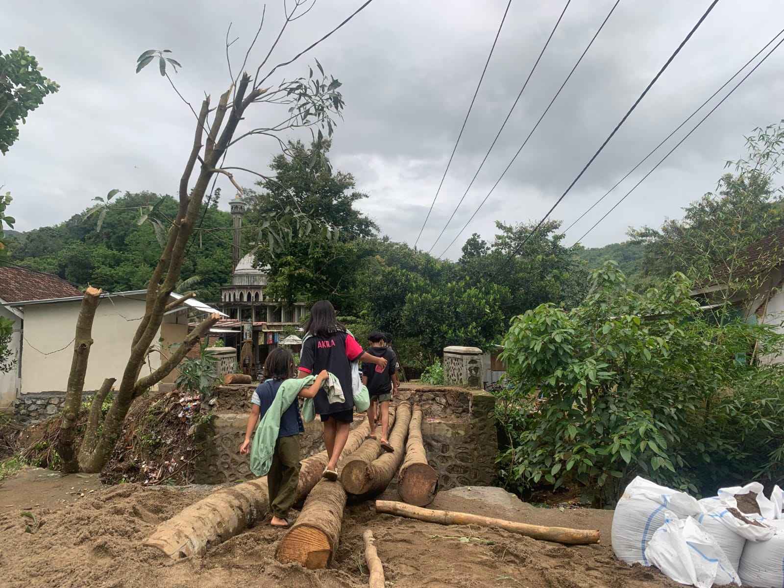 Tahun Ini, PU Pastikan Perbaikan Jembatan Kambeng Desa Sekotong Timur