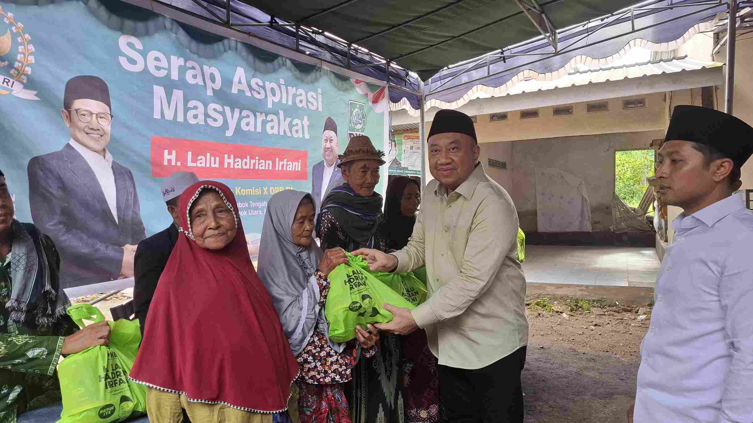 Ramadan Berbagi, Reses DPR RI Lalu Hadrian Irfani Bagikan 200 Paket Sembako 