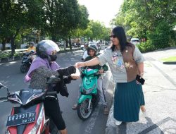 Kanwil Kemenkum NTB Berbagi Takjil kepada Pengguna Jalan Majapahit Mataram ‎