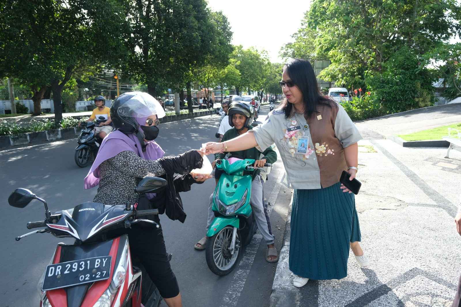 Kanwil Kemenkum NTB Berbagi Takjil kepada Pengguna Jalan Majapahit Mataram ‎