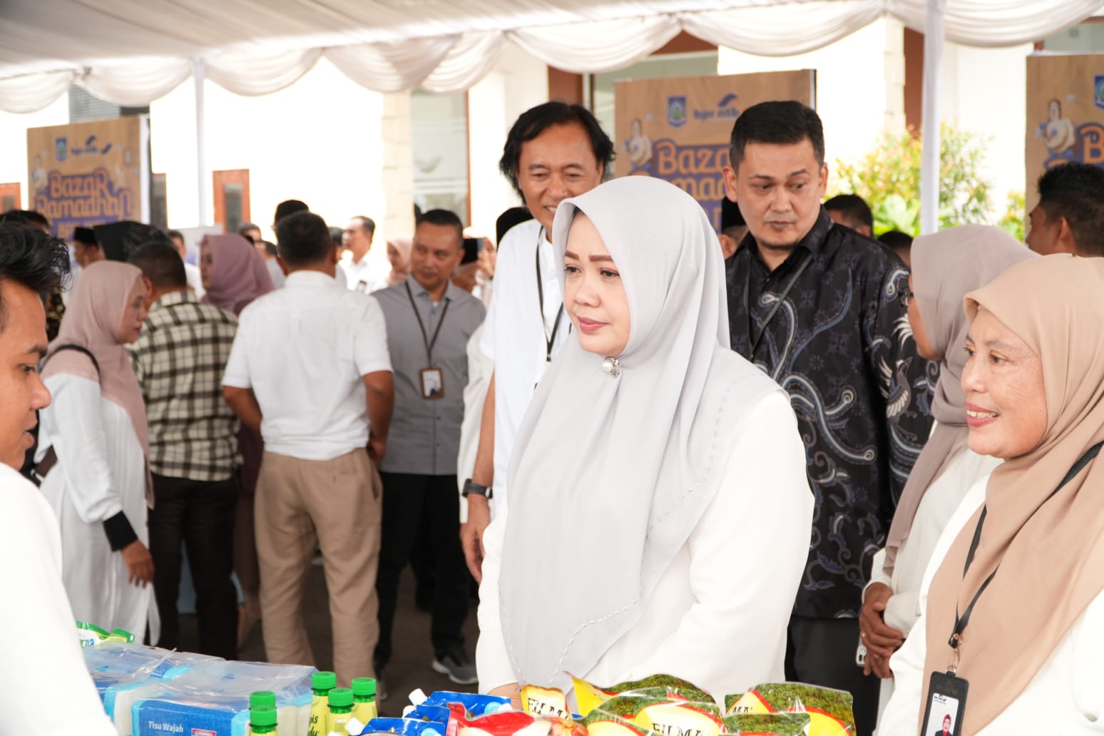 Pasar Murah Sembako Meriahkan Bazaar Ramadhan BPR NTB, Warga Mataram Antusias Berbelanja