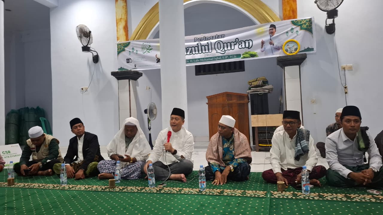 Disambut Antusias Jamaah, Gubernur Miq Iqbal Hadiri Peringatan Nuzulul Quran di Masjid Nurul Ikhwan Kabul