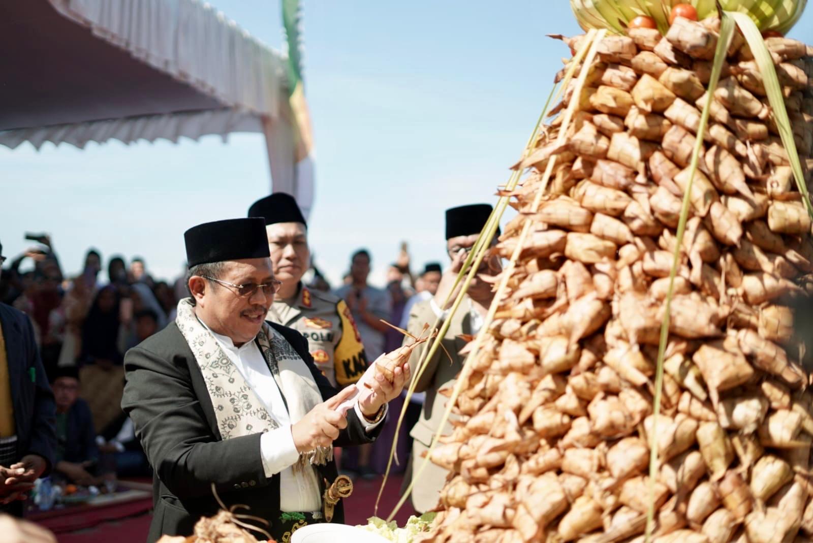 Mengenal Tradisi Lebaran Topat di Lobar