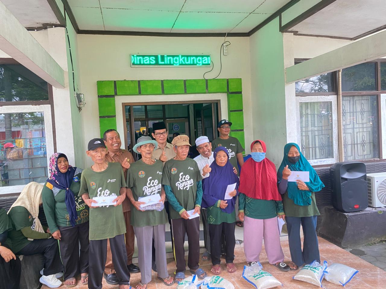 Pemda dan BAZNAS Loteng Salurkan Santunan bagi Petugas Kebersihan