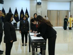 Dua ABG Resmi Jadi WNI, Kanwil Kemenkum NTB Gelar Pengambilan Sumpah Pewarganegaraan