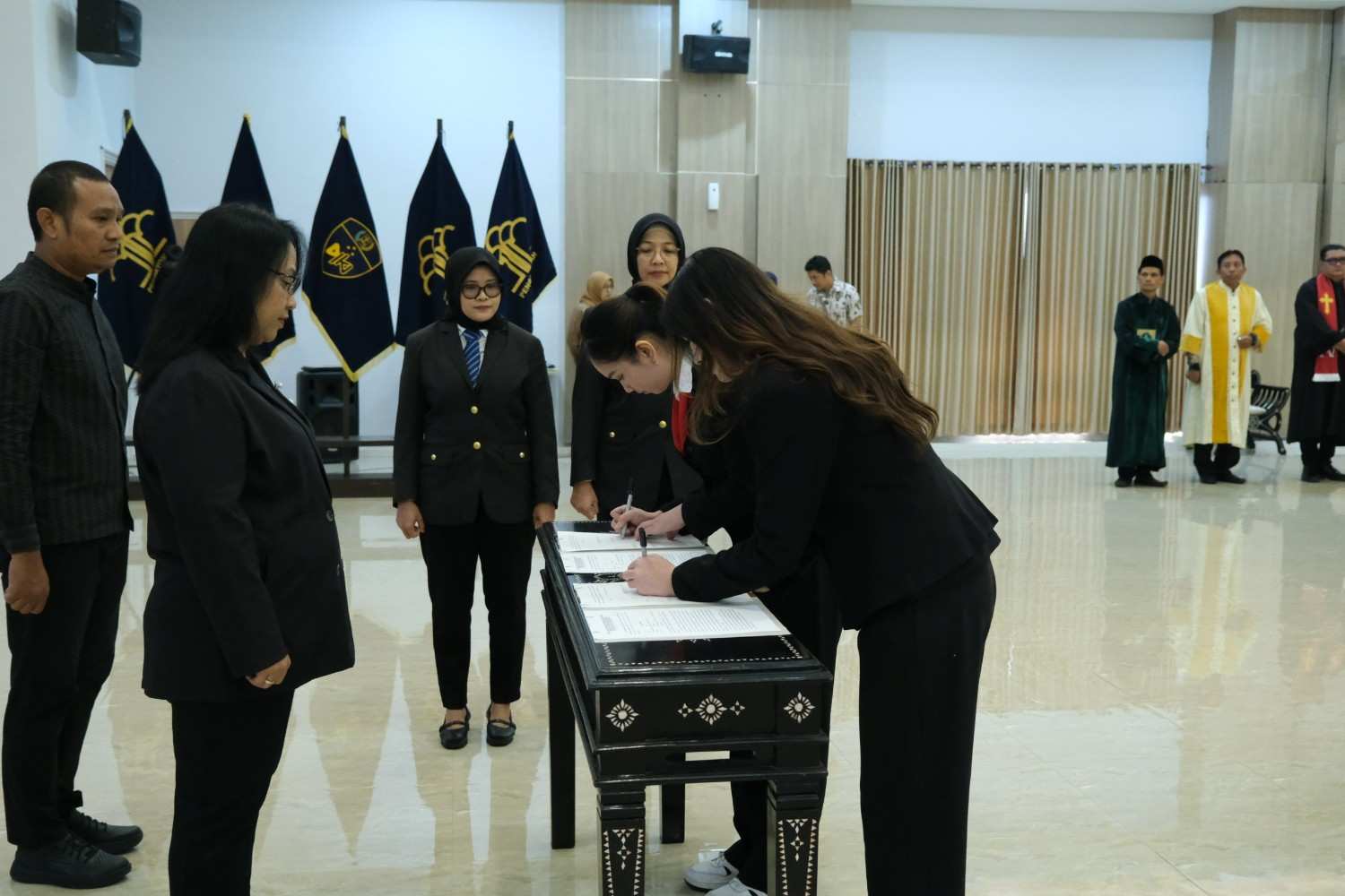 Dua ABG Resmi Jadi WNI, Kanwil Kemenkum NTB Gelar Pengambilan Sumpah Pewarganegaraan