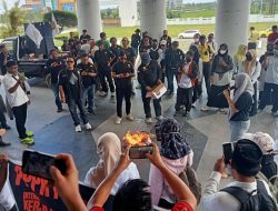 Tangis dan Asap di Kantor Bupati Lombok Tengah : Jeritan Guru PPPK Paruh Waktu Tuntut Keadilan