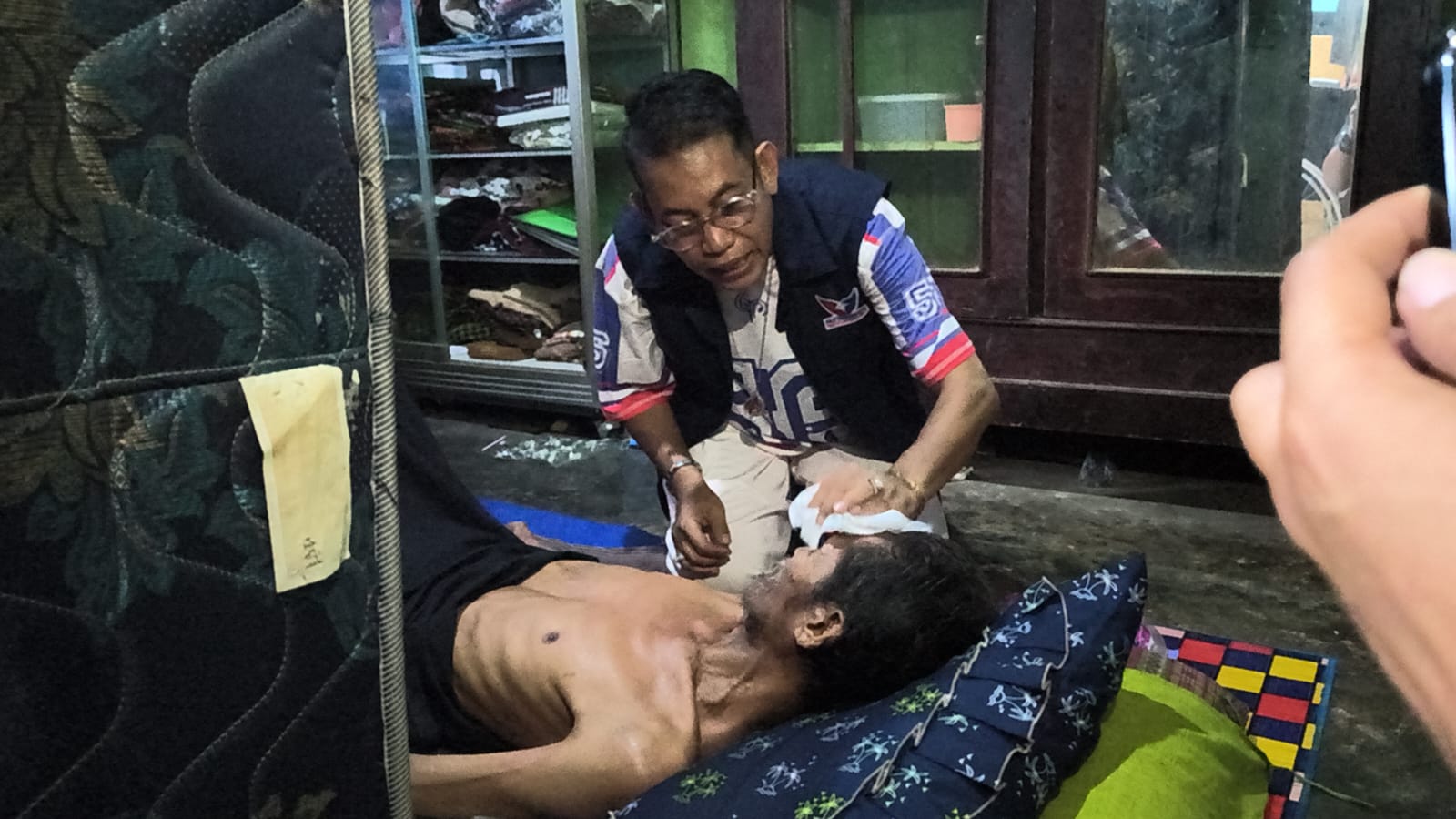 Memprihatinkan, Mahnun Dalam Kondisi Lumpuh, Menanti Realisasi Bantuan Pemda Lobar yang Terhambat