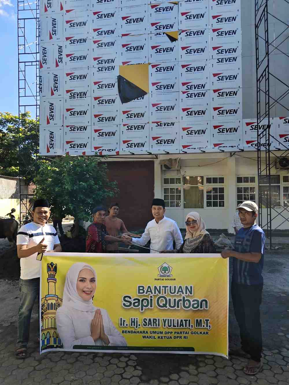Bahlil Hingga Sari Yuliati Salurkan Hewan Kurban untuk Masyarakat NTB