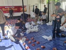 KPU NTB Berqurban, Salurkan 300 Bungkus Daging untuk Warga dan Pemulung