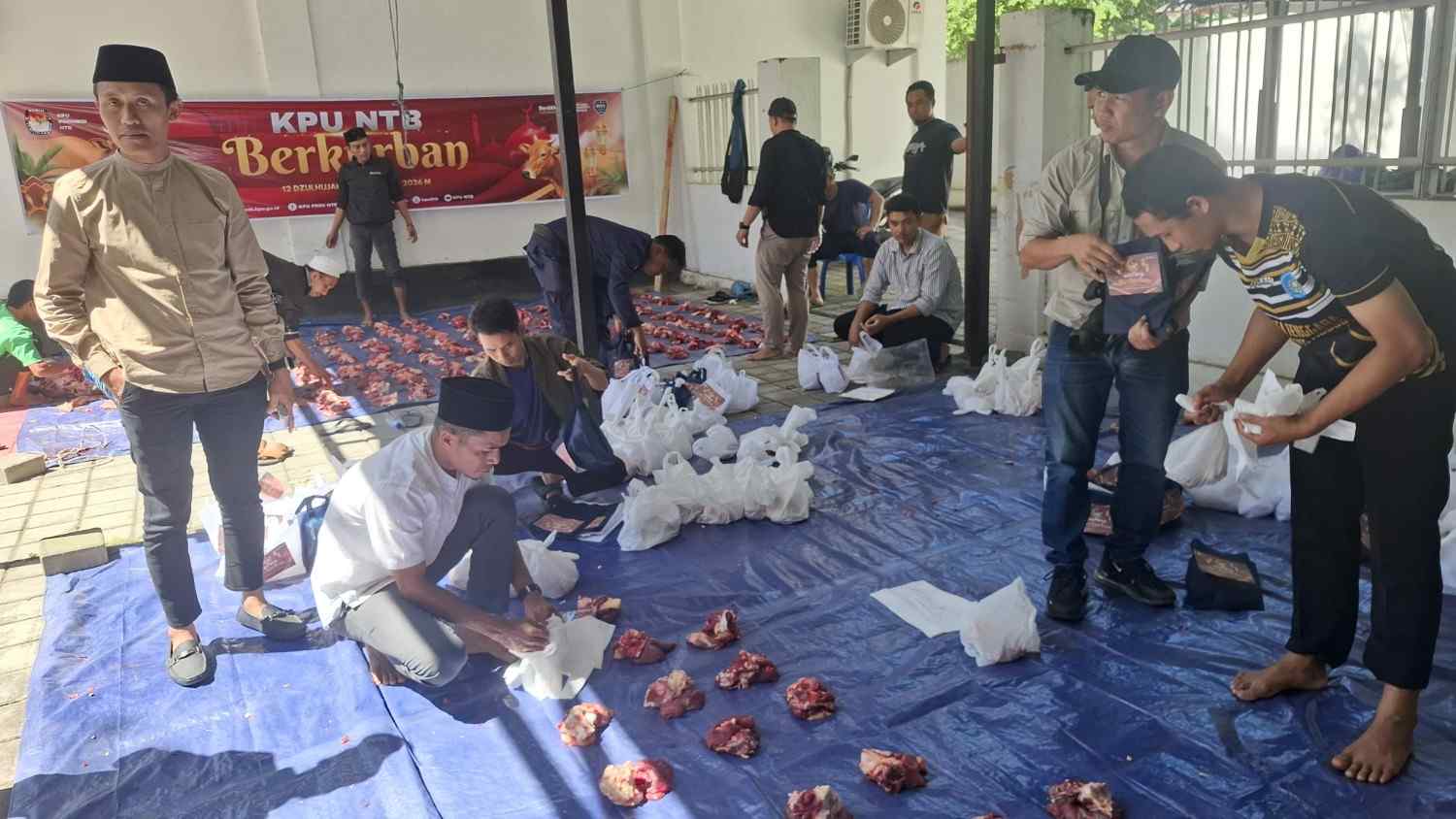 KPU NTB Berqurban, Salurkan 300 Bungkus Daging untuk Warga dan Pemulung