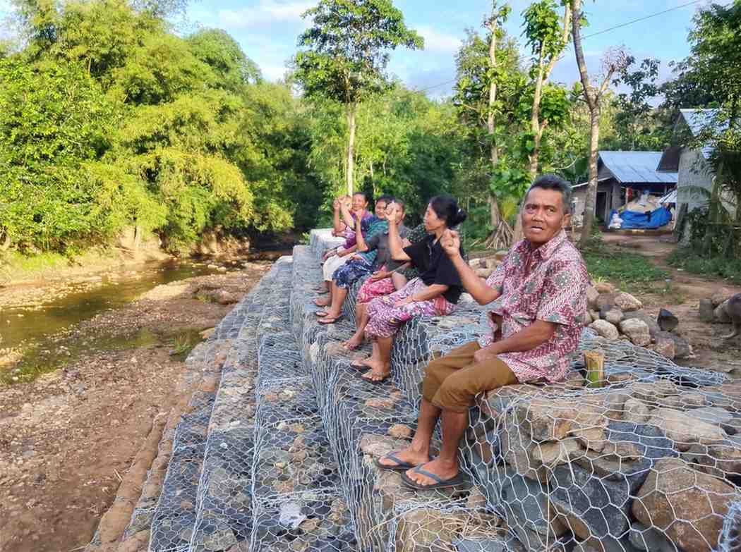 Masyarakat Apresiasi Gubernur Miq Iqbal atas Pembangunan Beronjong Mitigasi Banjir di Desa Kabul