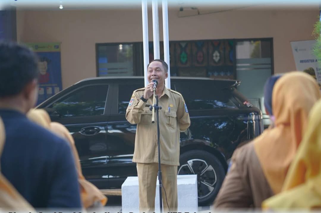 Tingkatkan Disiplin Untuk Pelayanan, Kadisperindag NTB Lalu Wiranata Pimpin Apel