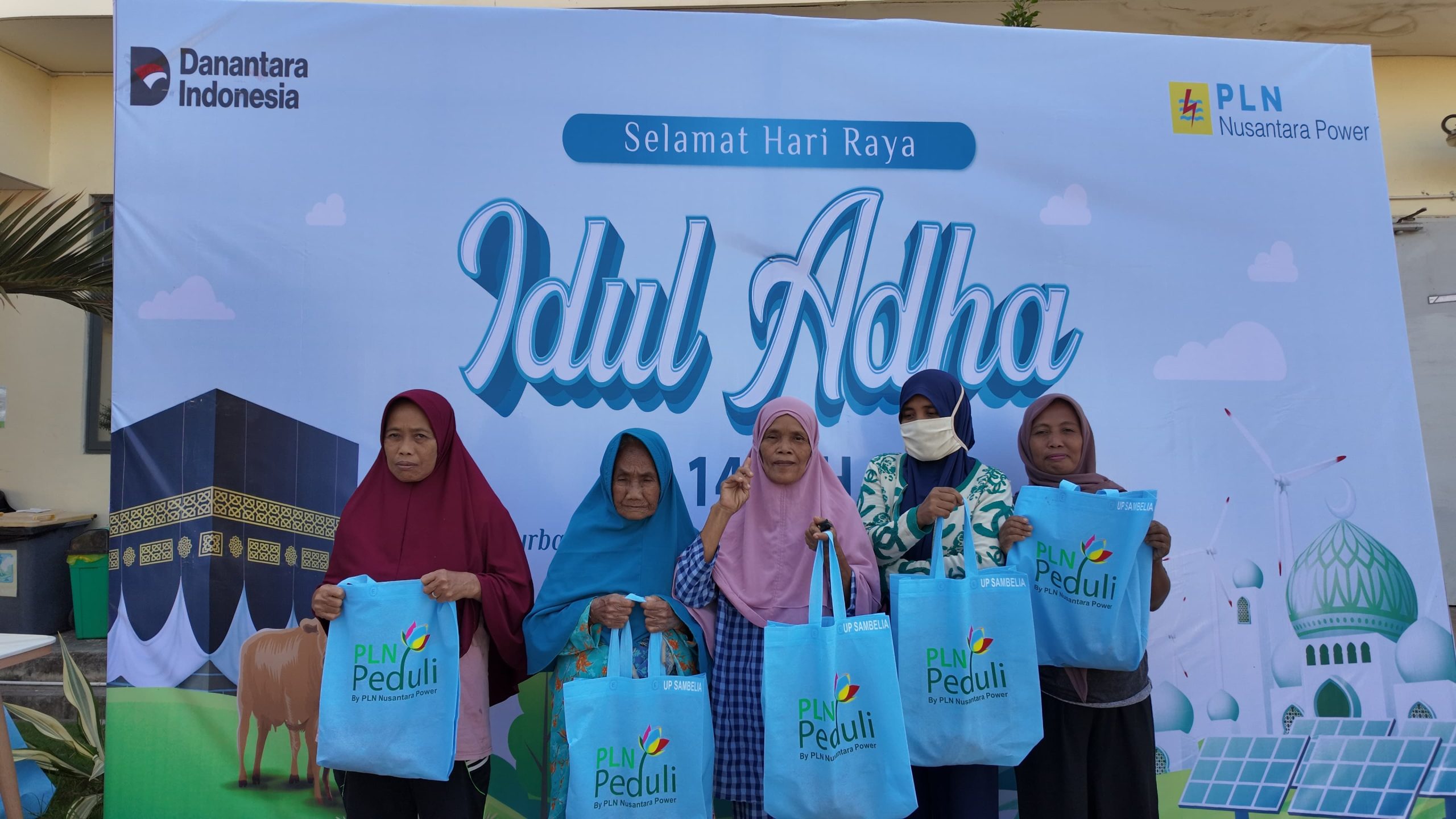 PLN Nusantara Power UP Sambelia Salurkan 3 Sapi dan 6 Kambing Kurban untuk 500 Penerima di Idul Adha 1447 H