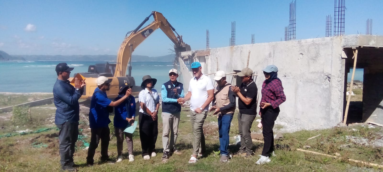 Langgar Sepadan pantai, 3 Bangunan dan Talud Milik Resort di Sekotong di Bongkar