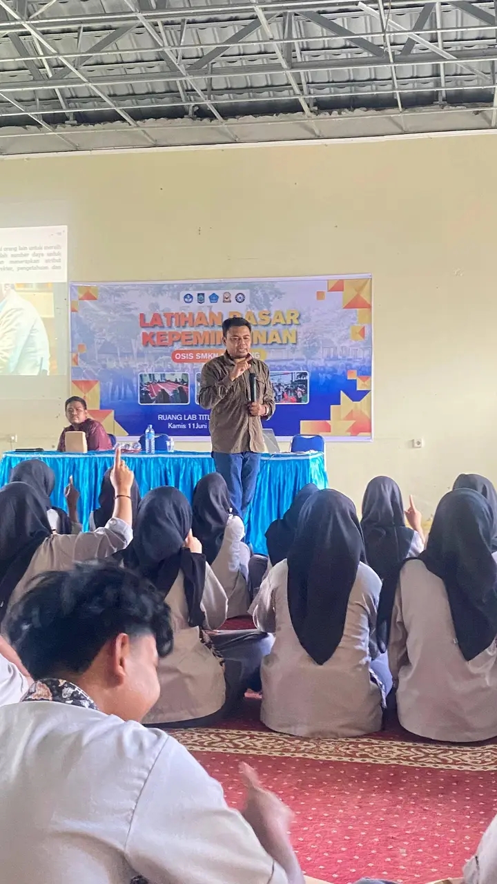 Kades Darmaji Berbagi Ilmu Kepemimpinan Kepada Siswa-OSIS SMKN 1 Kopang