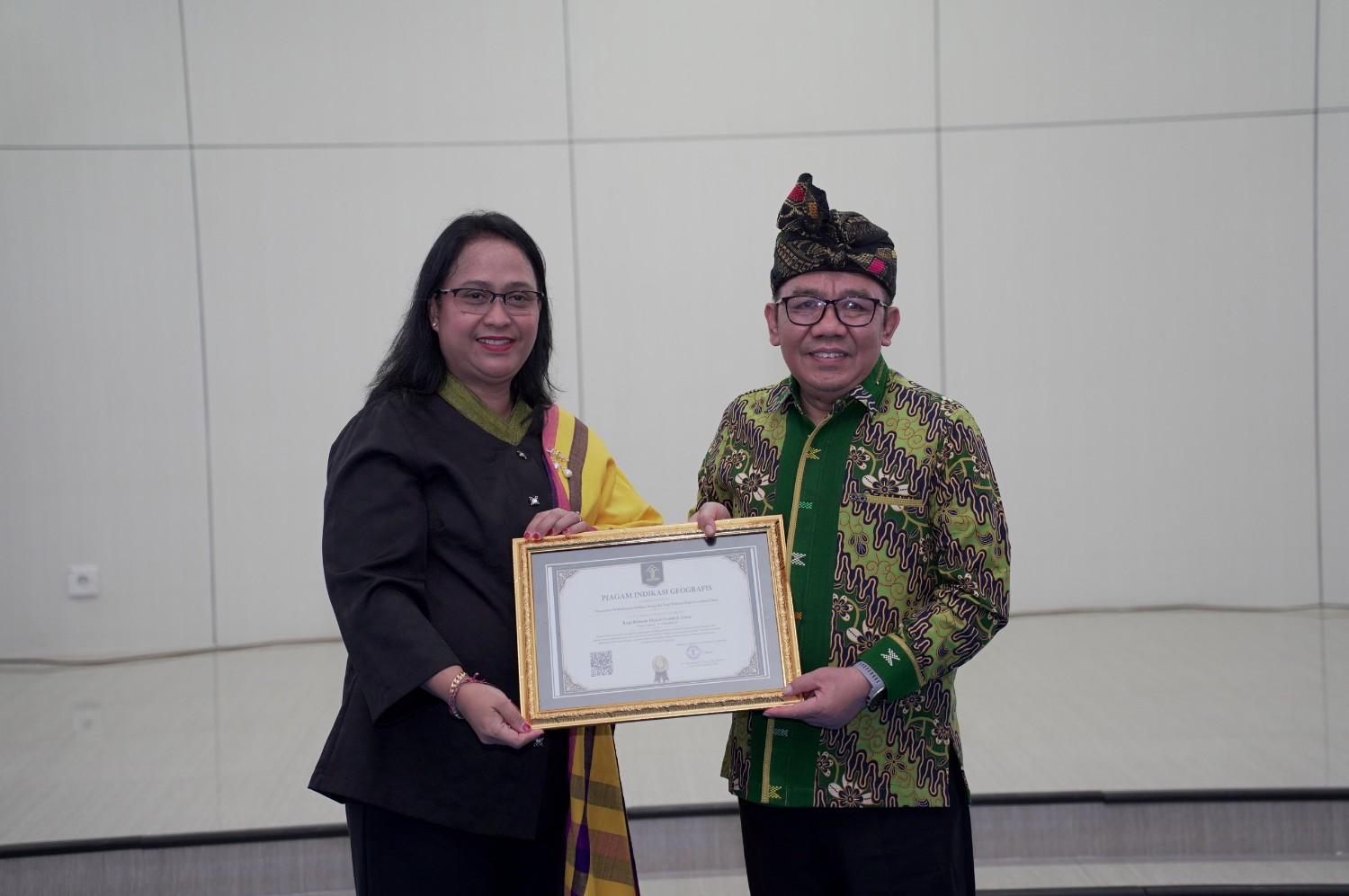 Kanwil Kemenkum NTB Serahkan Piagam Penghargaan atas Permohonan Indikasi Geografis Kopi Robusta Rinjani Lombok Utara