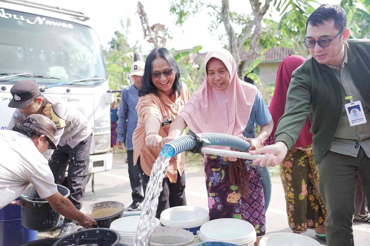 Kanwil Kemenkum NTB Salurkan Air Bersih untuk Warga Tibu Lilin