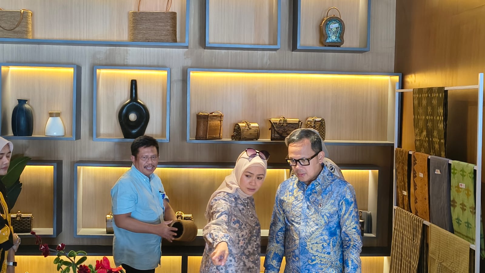 Kunjungi Galeri Dekranasda Lobar, Wamen Bima dan Istri Terpukau Hasil Kerajinan Lokal