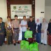 Berbagi Kebahagiaan Jelang HUT KLU, PDAM Amerta Salurkan 100 Paket Sembako