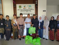 Berbagi Kebahagiaan Jelang HUT KLU, PDAM Amerta Salurkan 100 Paket Sembako