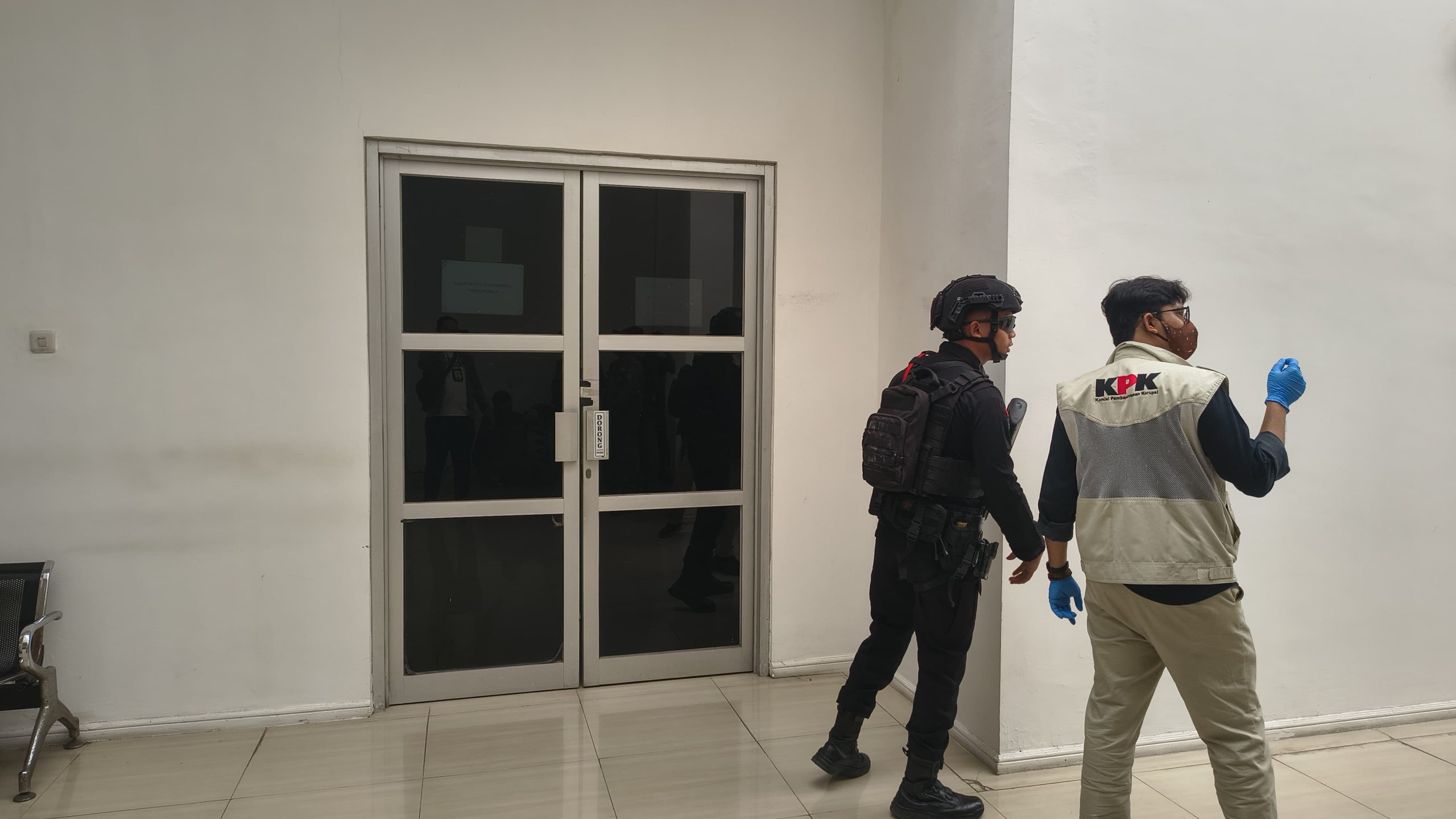 BREAKING NEWS: KPK Geledah Kantor Bupati Lombok Barat