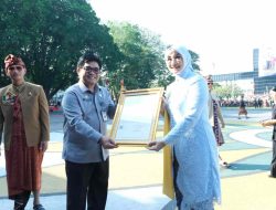 Kanwil Kemenkum NTB Hadir dalam HUT ke-33 Kota Mataram, Serahkan Sertifikat Kekayaan Intelektual dan Paralegal