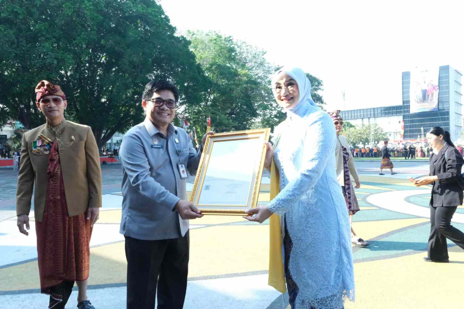 Kanwil Kemenkum NTB Hadir dalam HUT ke-33 Kota Mataram, Serahkan Sertifikat Kekayaan Intelektual dan Paralegal