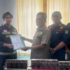 Satpol PP KLU Serahkan Barang Bukti Rokok Ilegal ke Bea Cukai Mataram